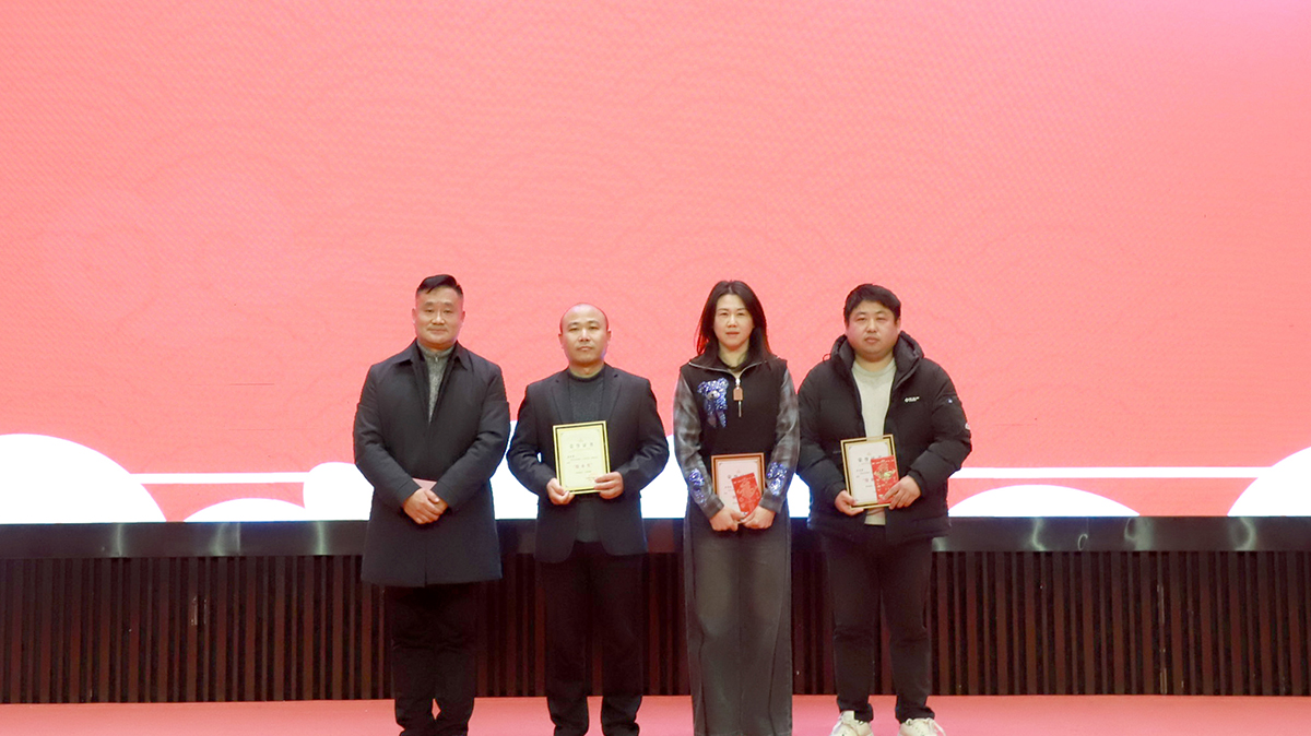 江苏华能药业召开踔厉奋发·笃行不怠——2025新春年会-企业新闻-江苏华能药业有限公司
